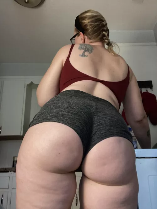 Can you handle 215 lbs of MILF on your face