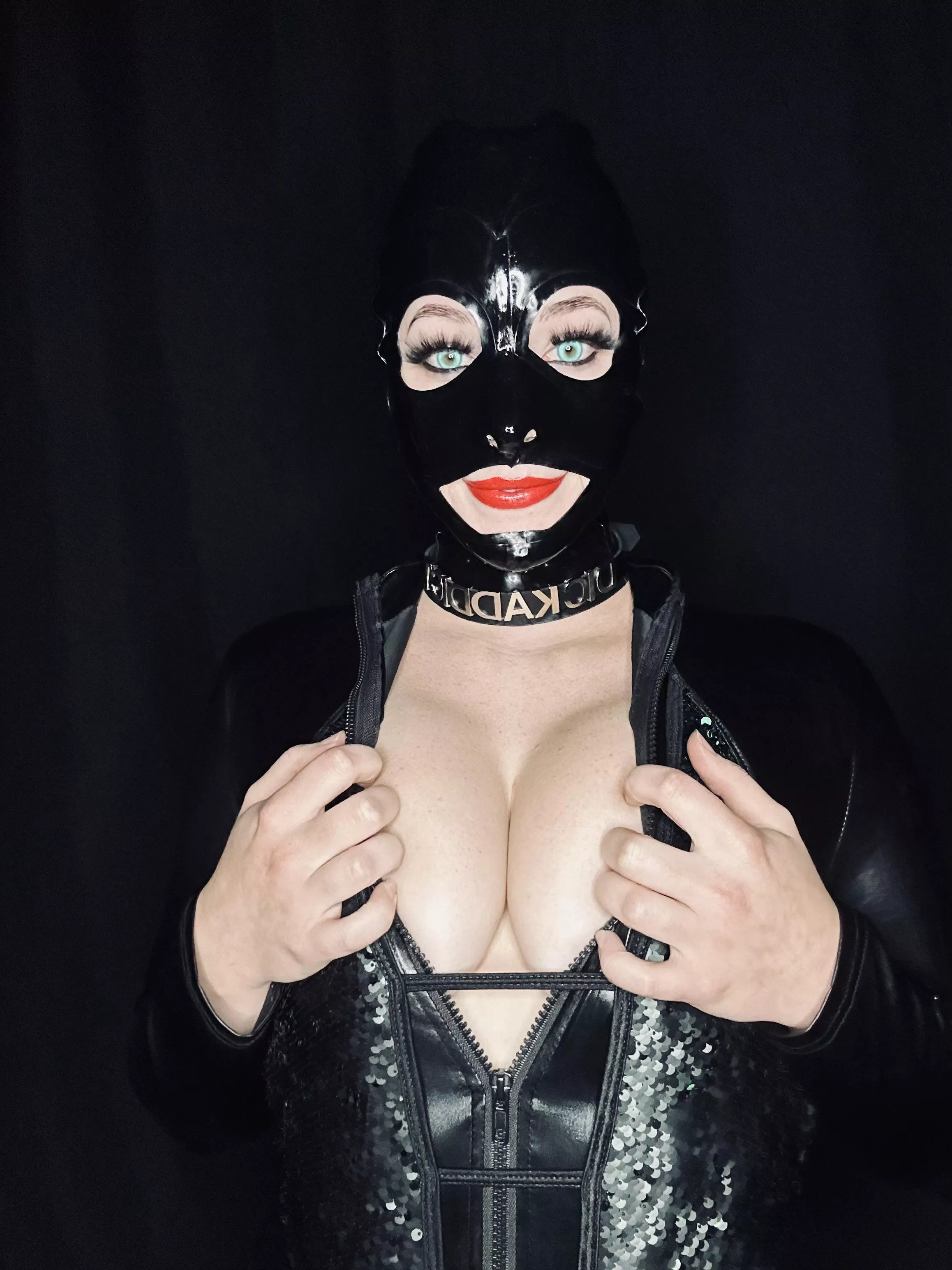 💚 latex hood and big tits what else could you need? 🩵
