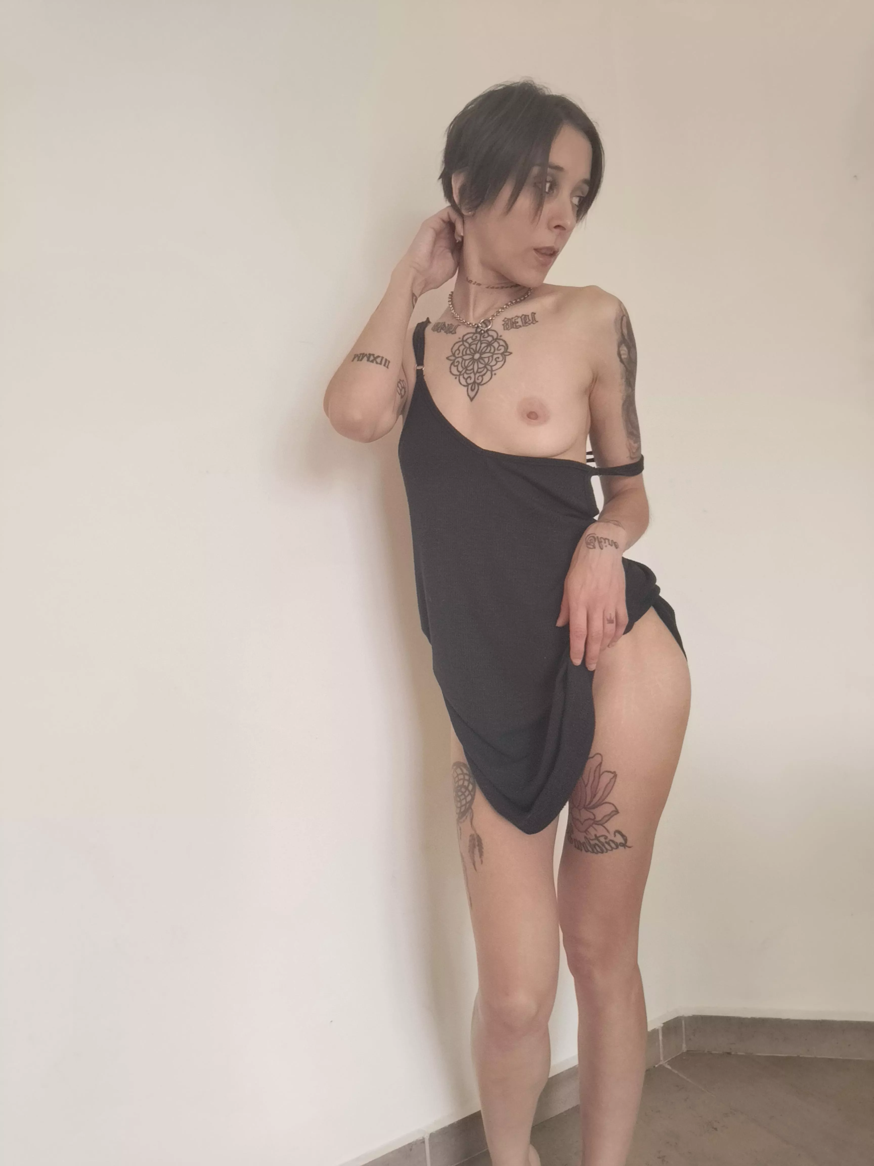 My hair looks sexy like this, it's already grown quite a bit. 