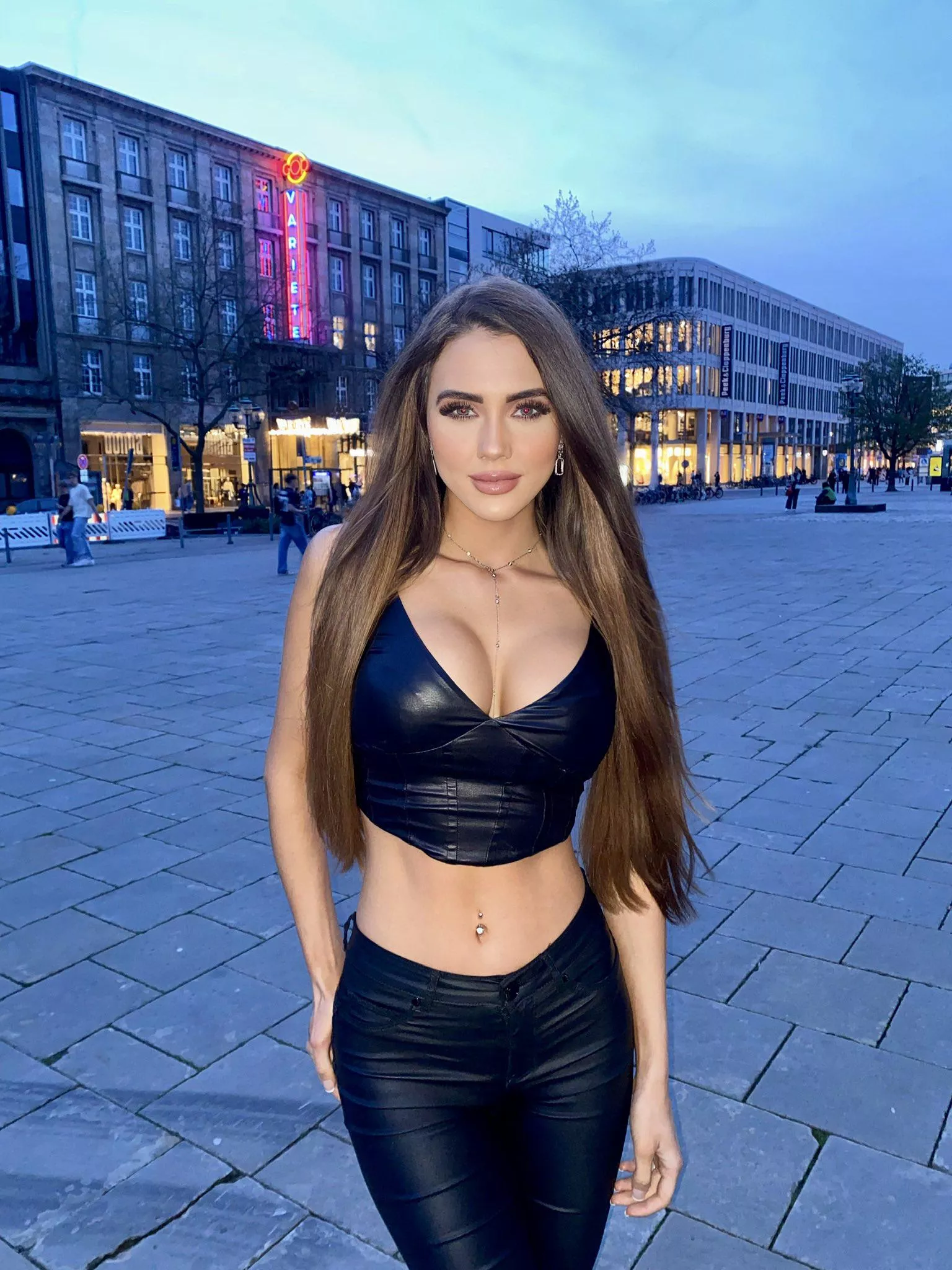 Sometime people try to tell me that a leather bra isn‘t suitable for going out