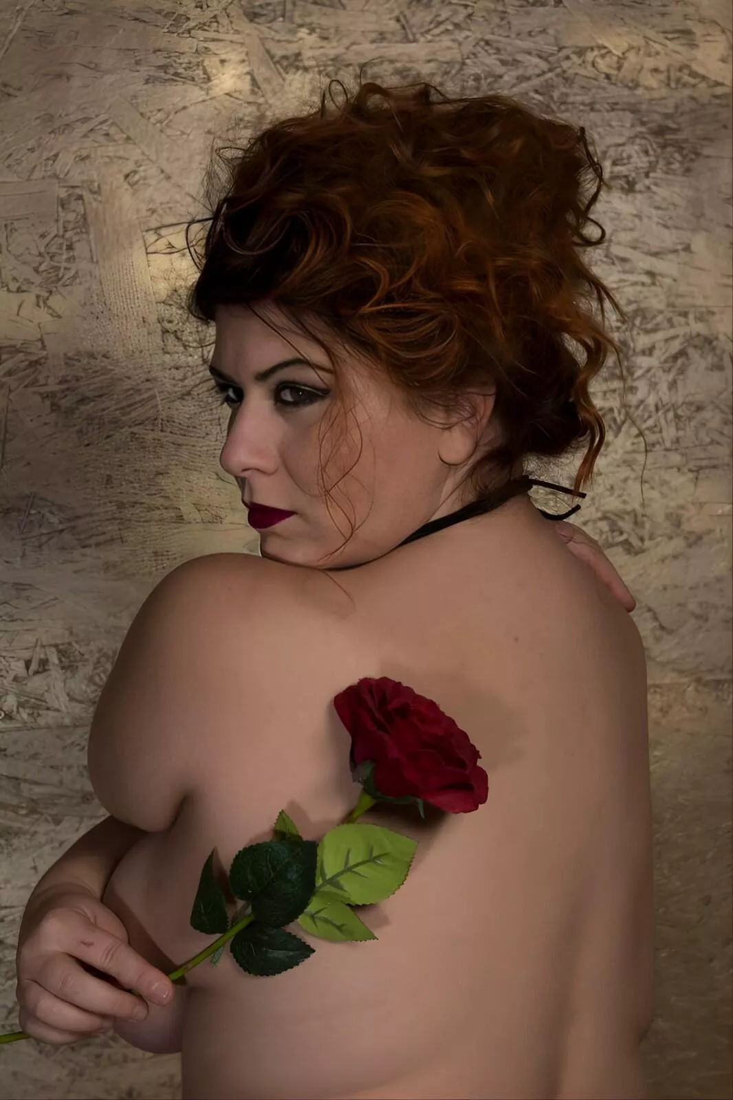 With clothes or without, London Andrews looks amazing! 