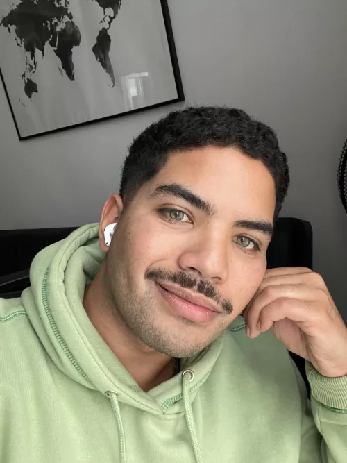 Hoodie season has officially begun, even indoors ❄️