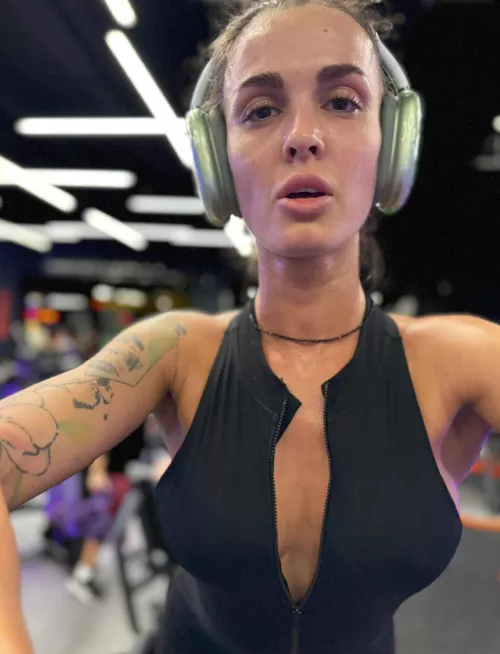 I make sure to take selfies after the workout