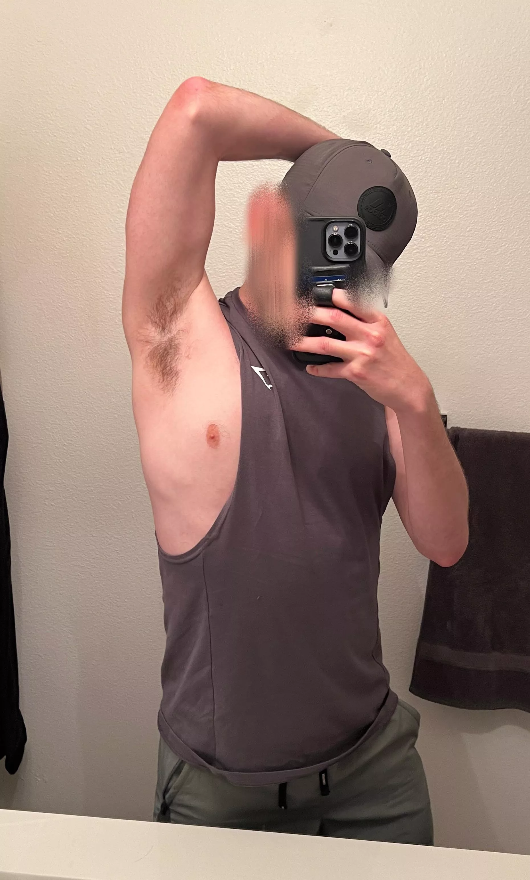 Anyone into latino musky sweaty pits?😈🔥