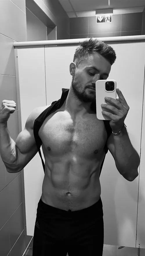 Gun show, hands up?!