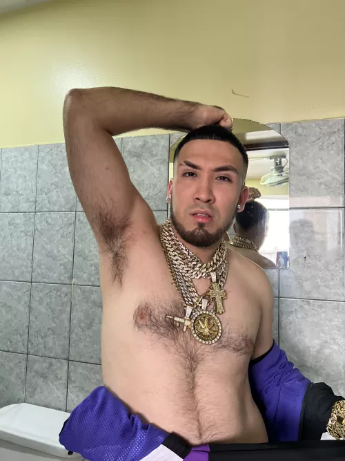 Line up to smell these sweaty armpits bitches haha 