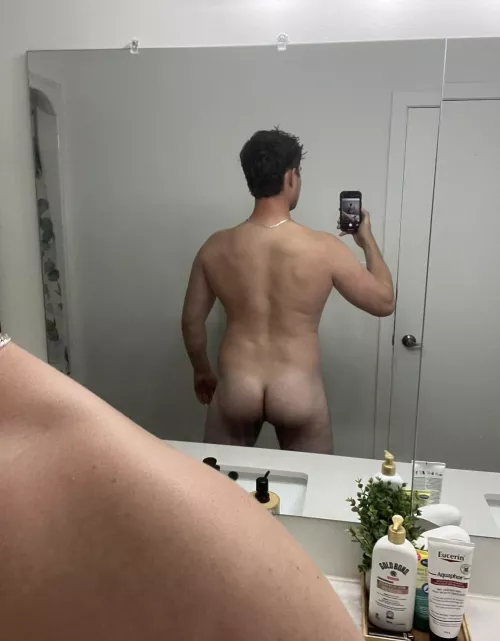 My butt needs your attention 