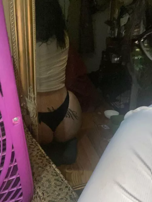 PoV I’m your stepsister and you come home to me taking mirror pics