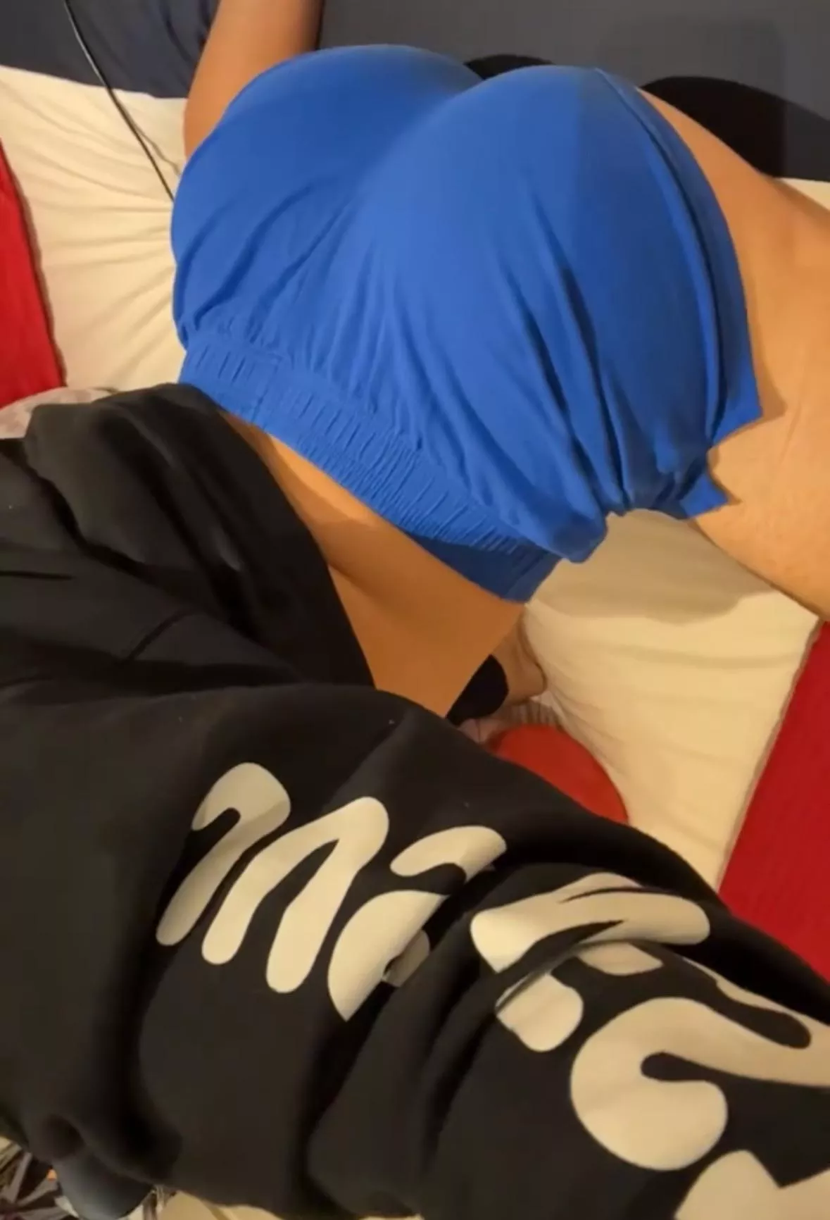 22m Fl lookin for big cocks and muscular dudes lookin to worship my cakes @andy_bleufin