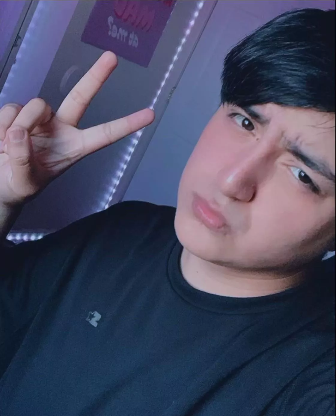 Anyone play 7 Days to Die or Project Zomboid (Pc) Anyone play 7 Days to Die or Project Zomboid (Pc)