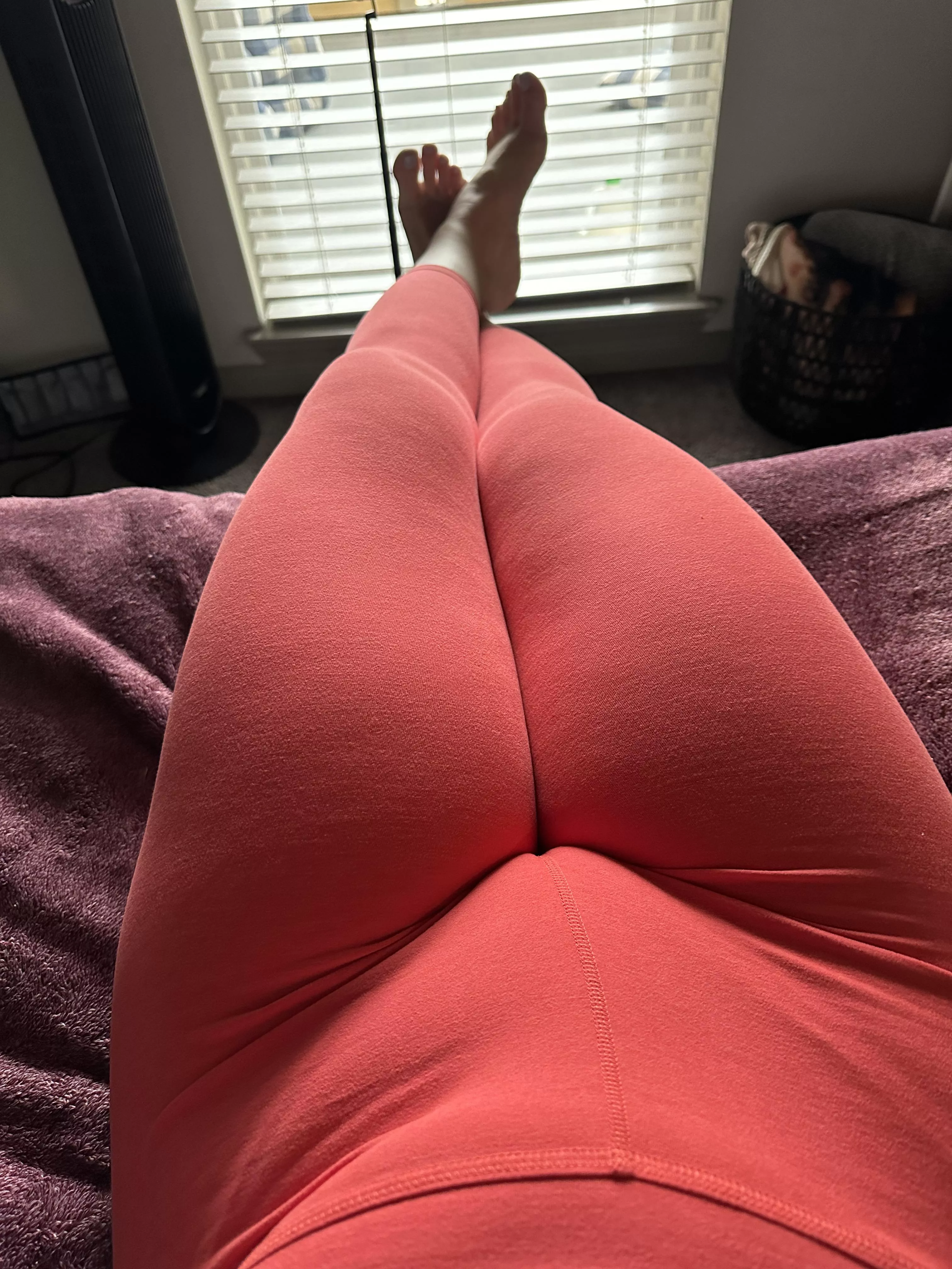 eating on the edge of the bed is fun, yeah?