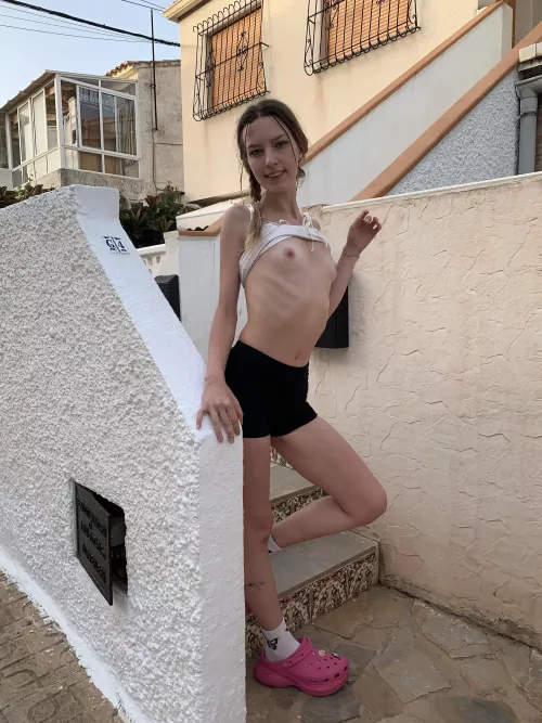 I like to show off my flat chest