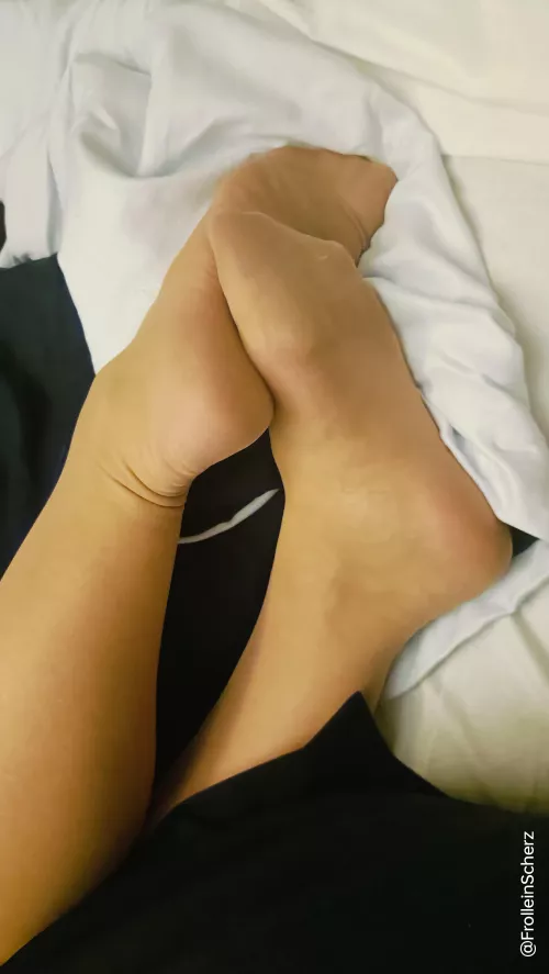 Just some very tired cabin crew bunk feet 🫶