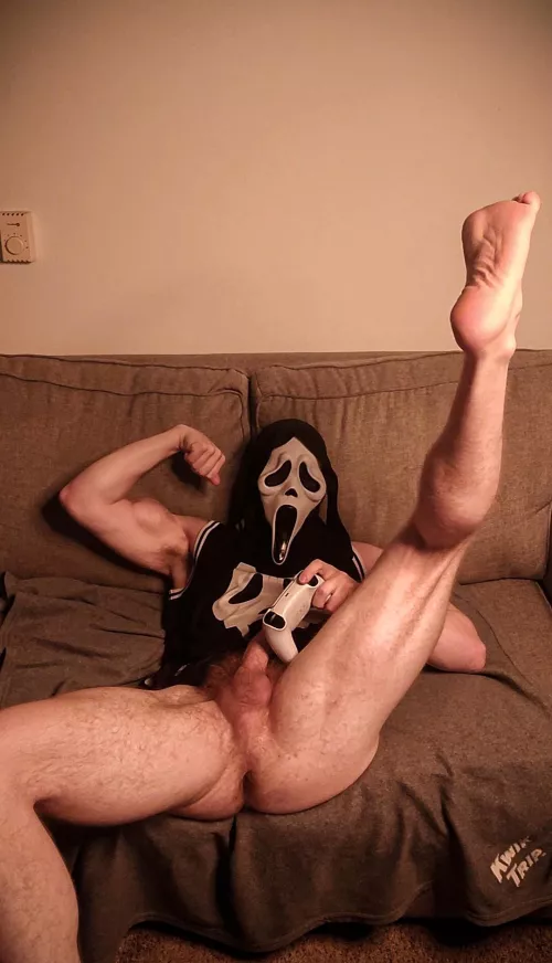 Wanna play with Ghostfaces hairy bum ? 