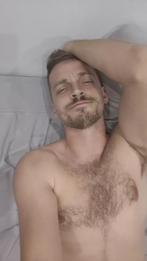 32 looking for a quick one with a fit dude with face. Essyg27 