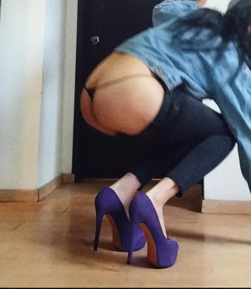 Boss keeps dropping stuff when I'm around 😳 not sure why (oc) f 29