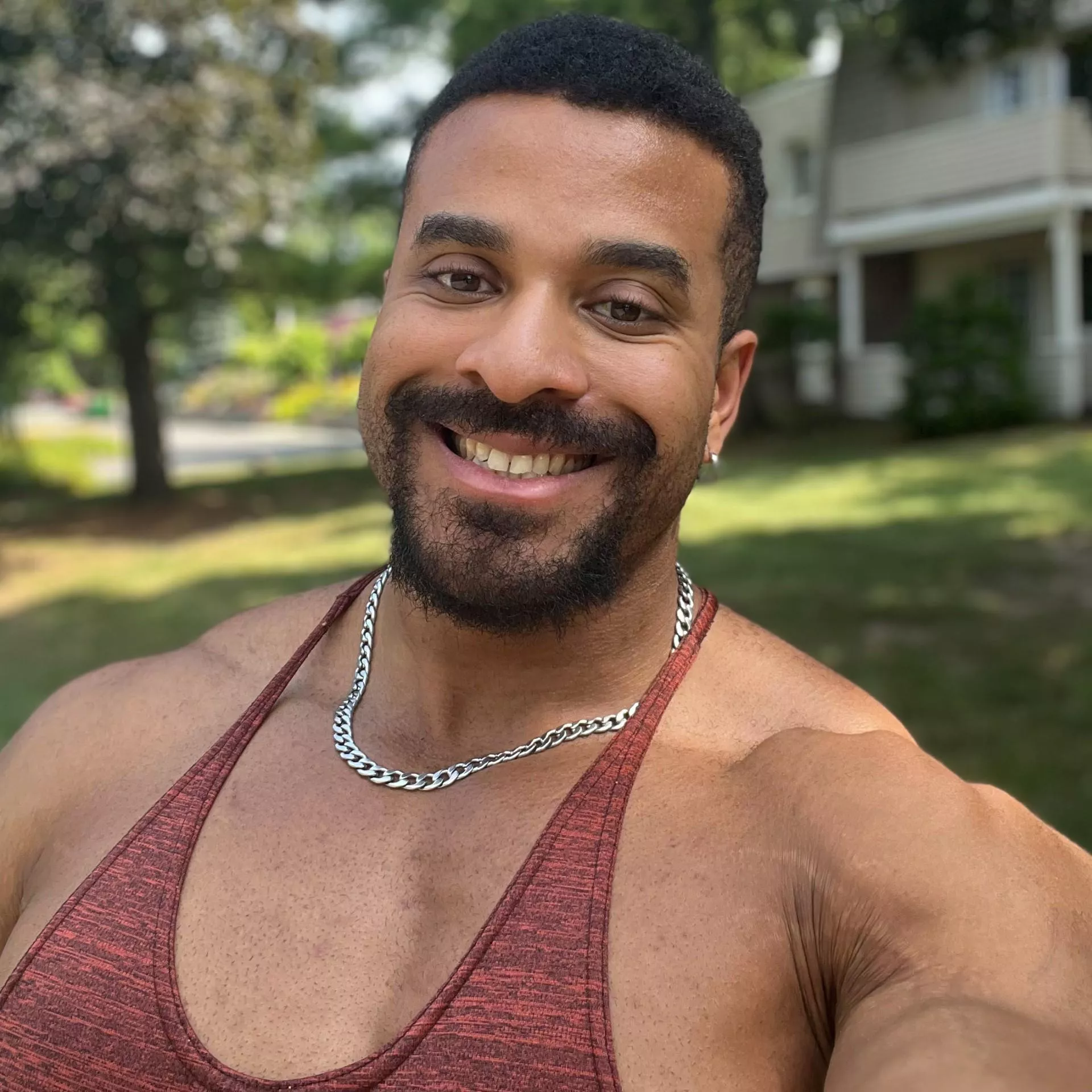 Had a really rough day. Just wanted to post a picture of me smiling. I've been through worse. Things will get better 😊