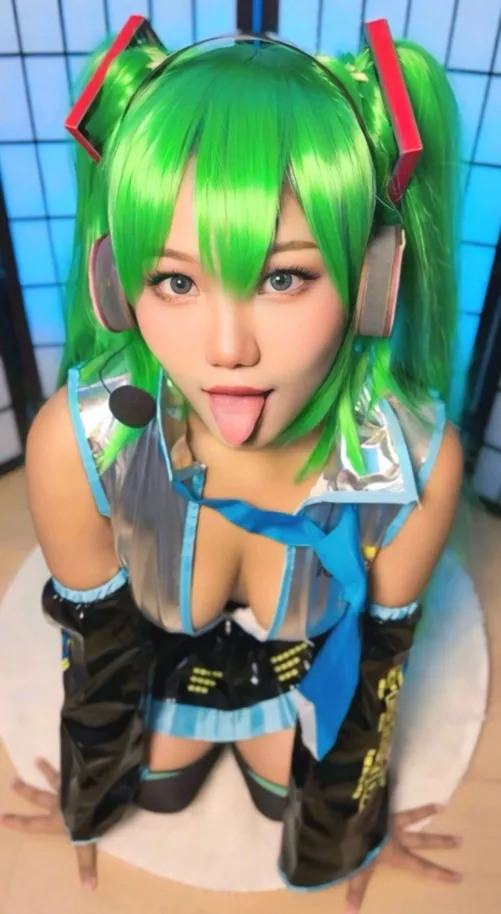 Miku hungry for a snack (amino_kung)