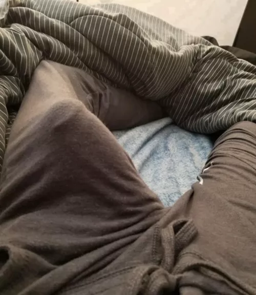 Saw a very fuckable ass on TV 🤭🤭