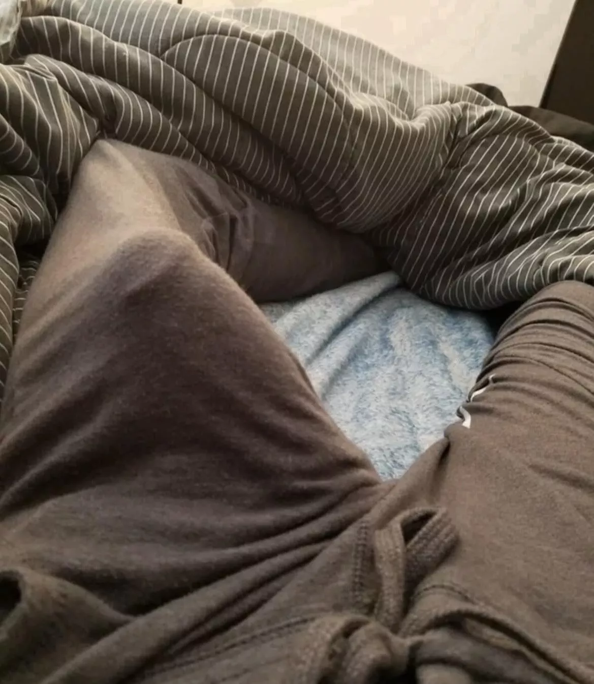 Saw a very fuckable ass on TV 🤭🤭