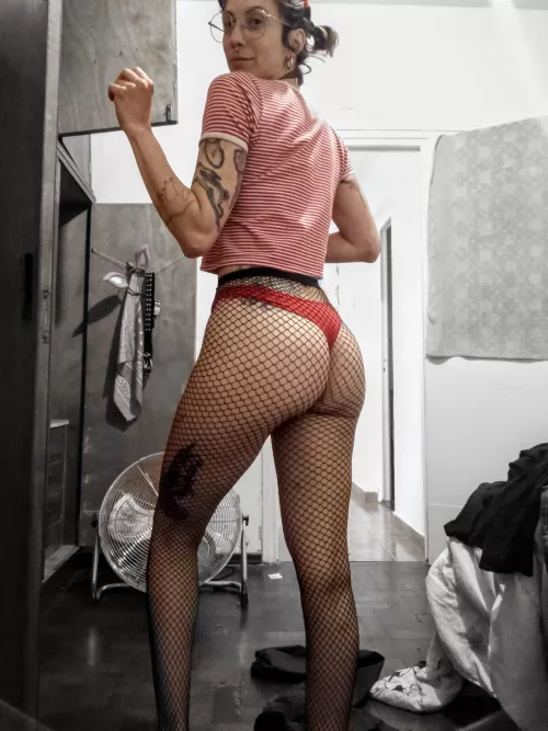 Big booty in fishnets