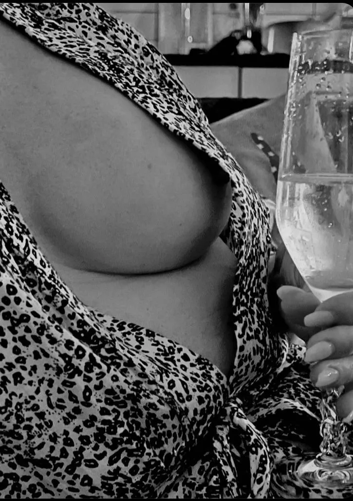 Champagne Friday 🥂🇸🇪