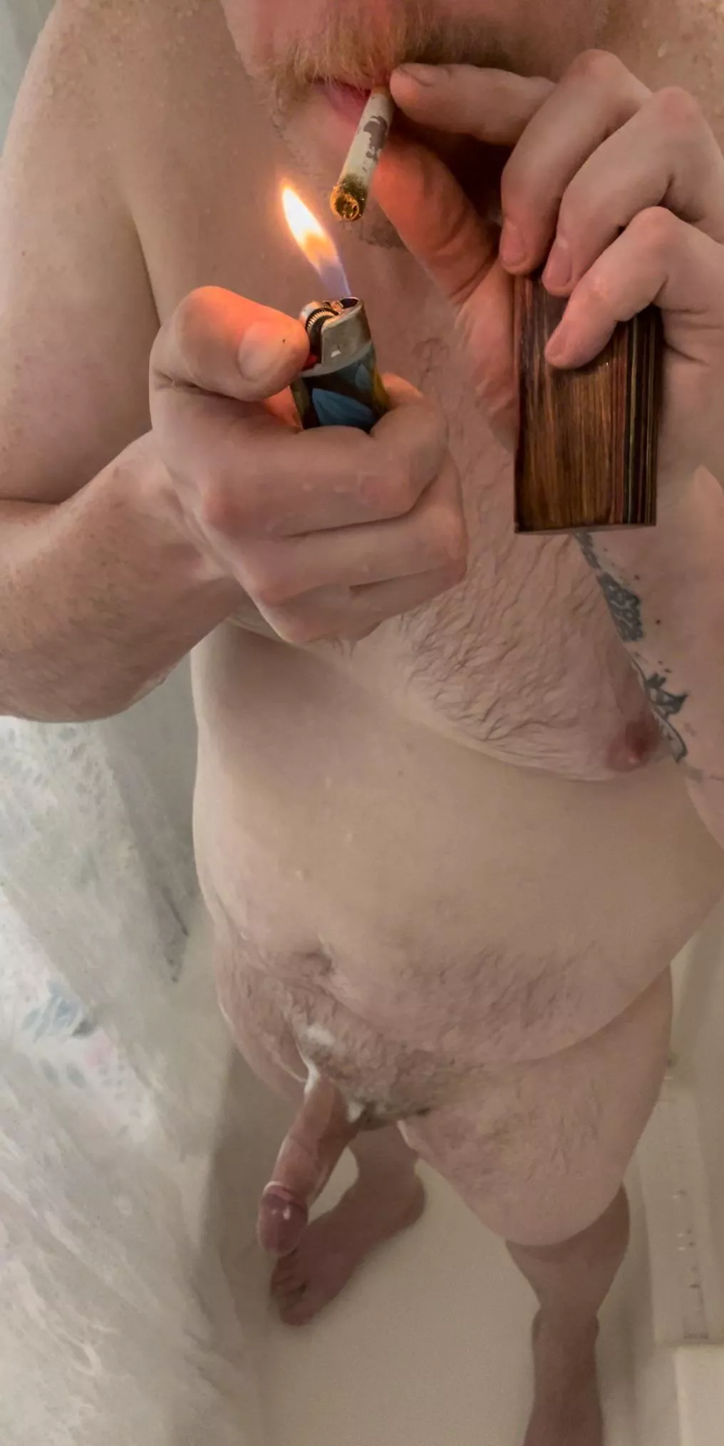 Co(m)e join me in the shower. We can Hawaiian hotbox 🎉