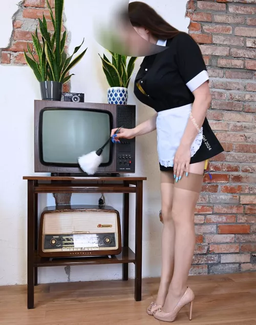 Dusting Off Nostalgia: cleaning, retro vibes & my perfectly coordinated maid outfit.