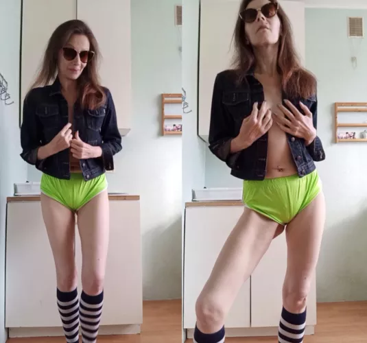 Watch this all natural milf strip it off! Low price vids 