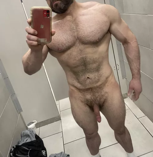 (39) sneaking a nude at the gym! 