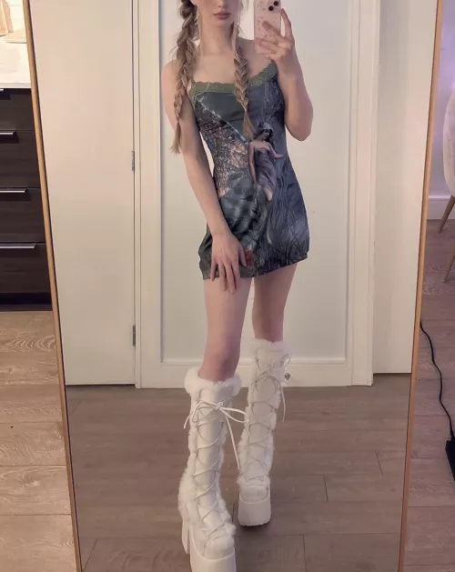 I love a good cunty, chunky bratz doll boot 