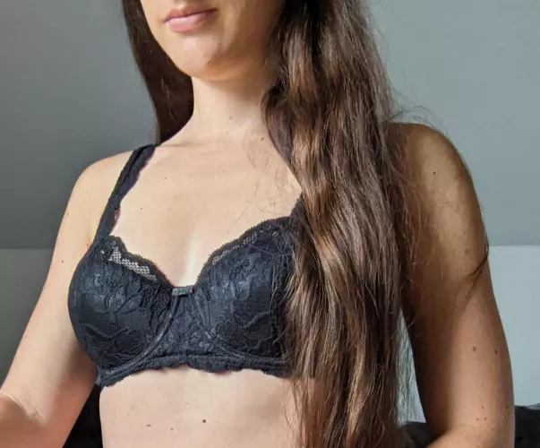 Shiny black lace bra [IRTR]