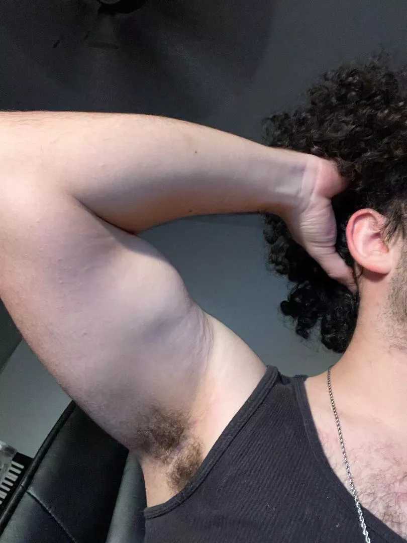 who's wants to sniff my hairy college pits, while I study for my exam?