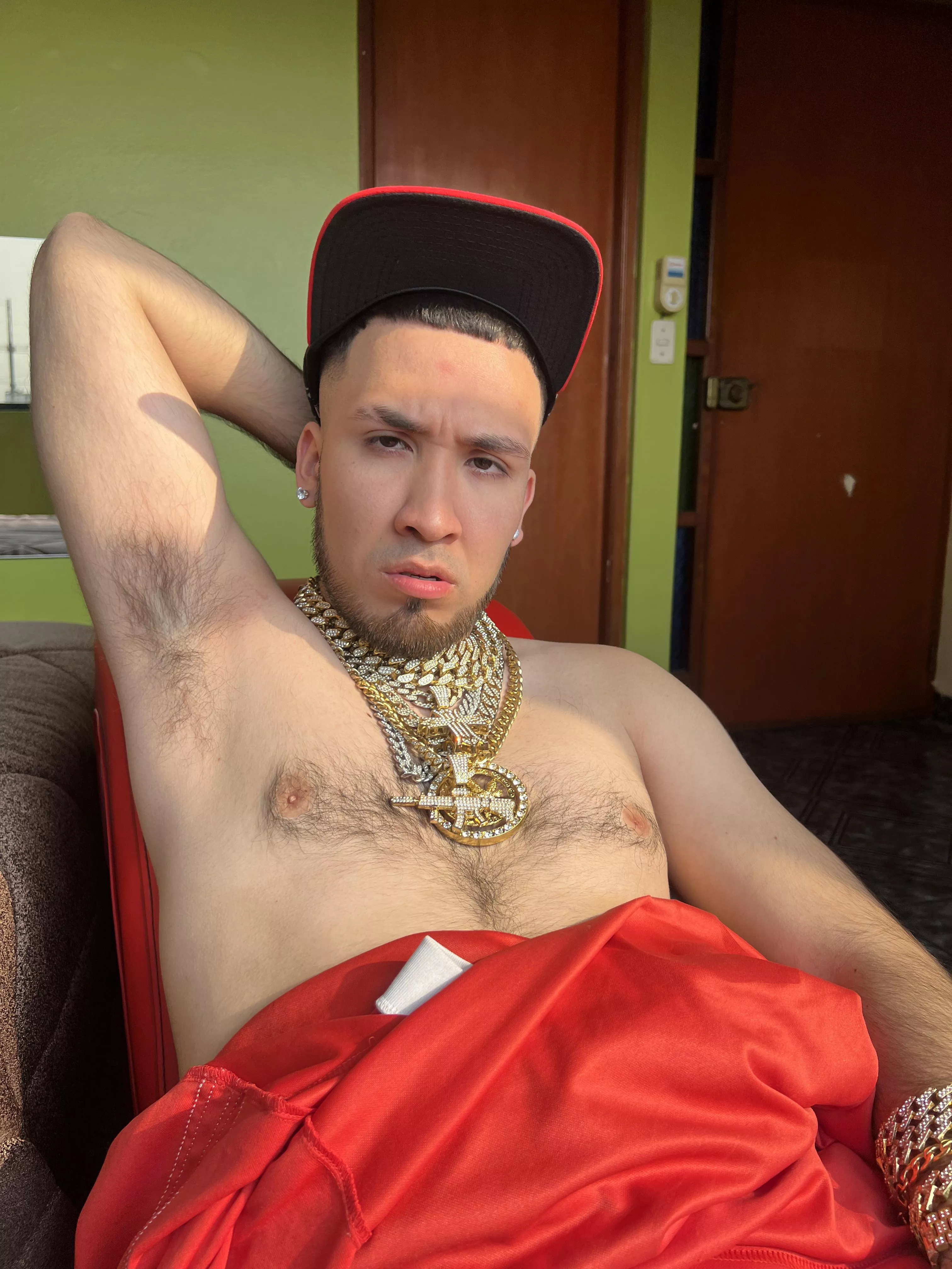 Would you be willing to lick the sweat I have in my armpit? Haha who said me? Dont be shy haha 