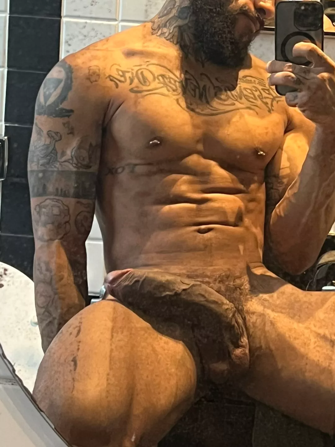 25 looking for smooth cute bottoms to serve my big dick an sjojo1001 