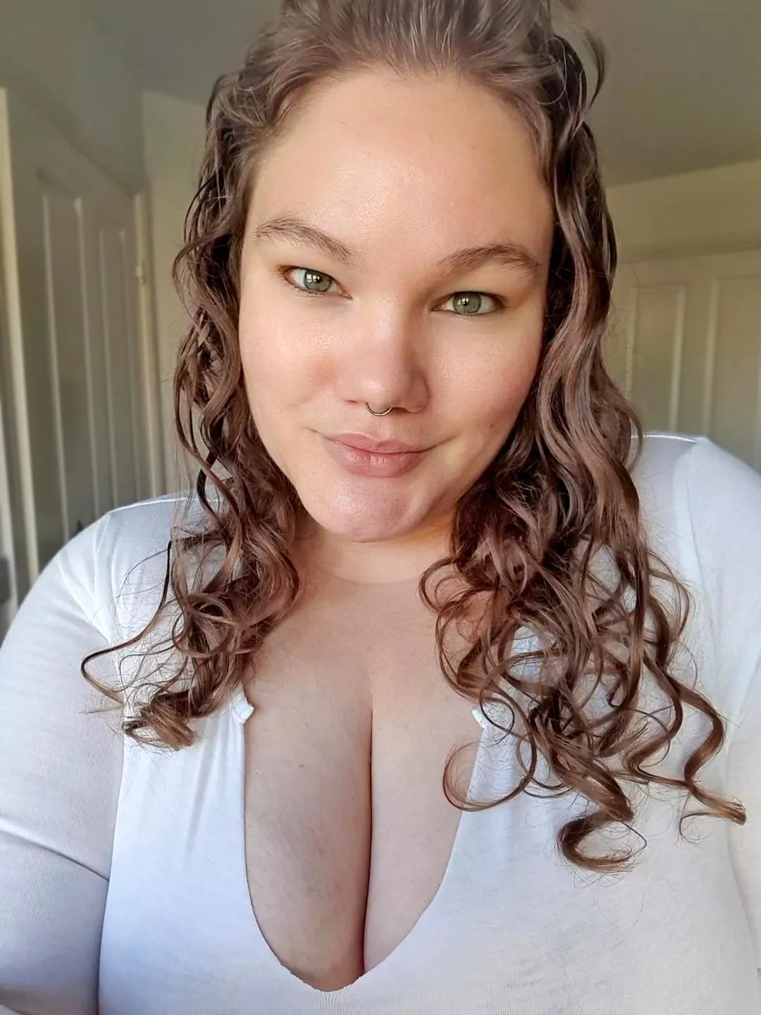 Are curls and green eyes a cute combo?