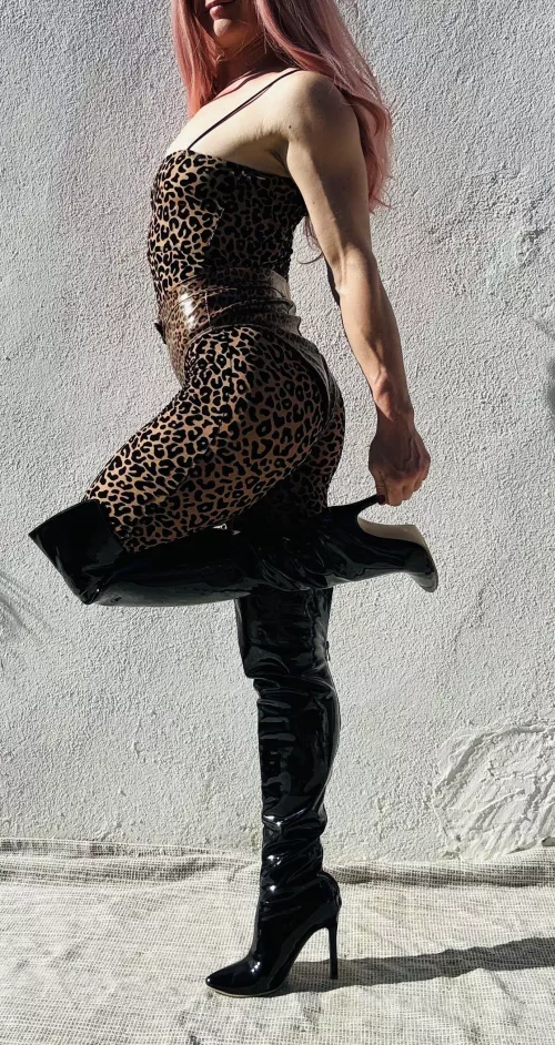 Do heels turns you on? [F]