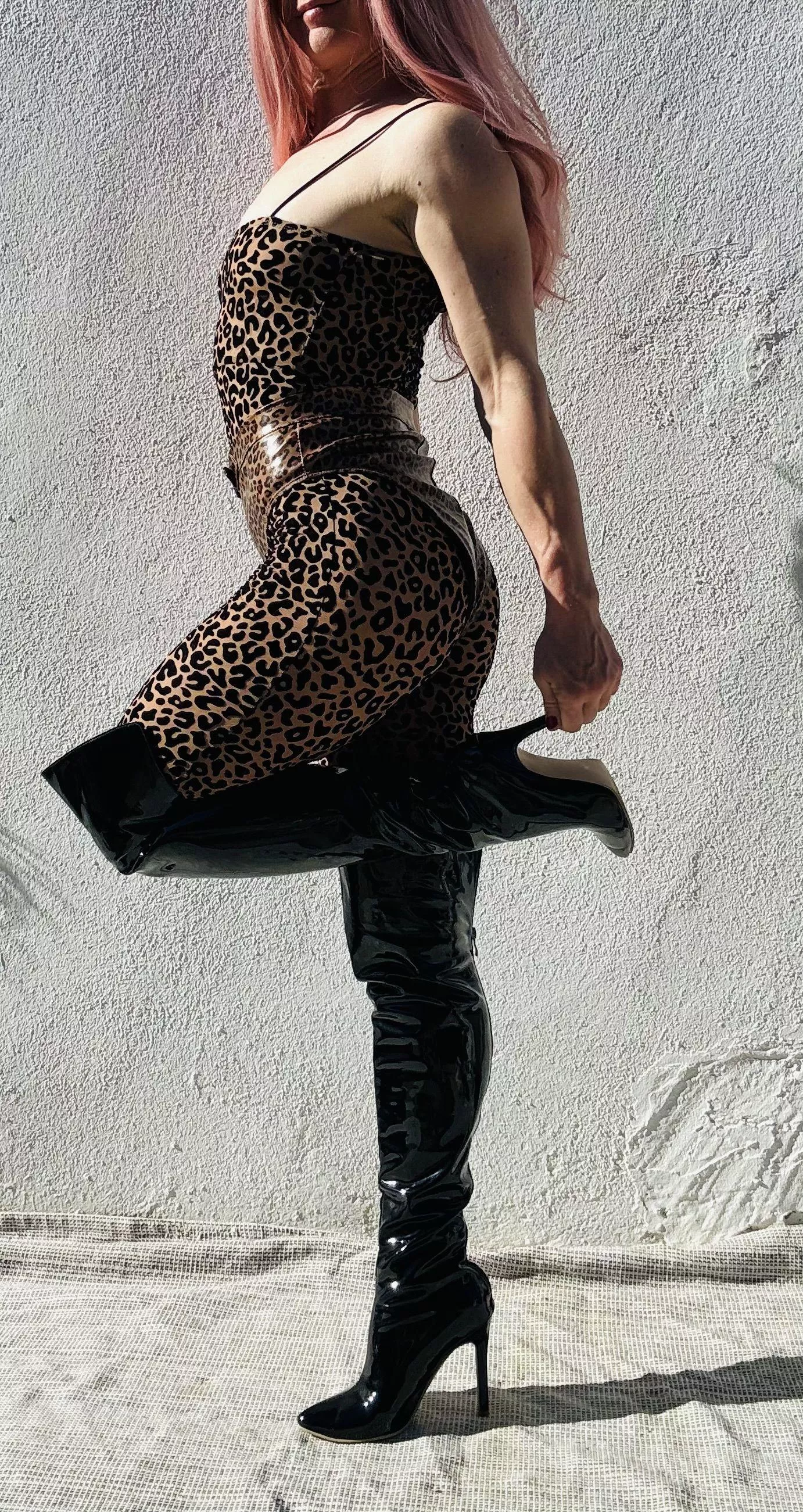 Do heels turns you on? [F]