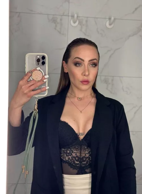 Do you consider me a classy girl dressed like this ?