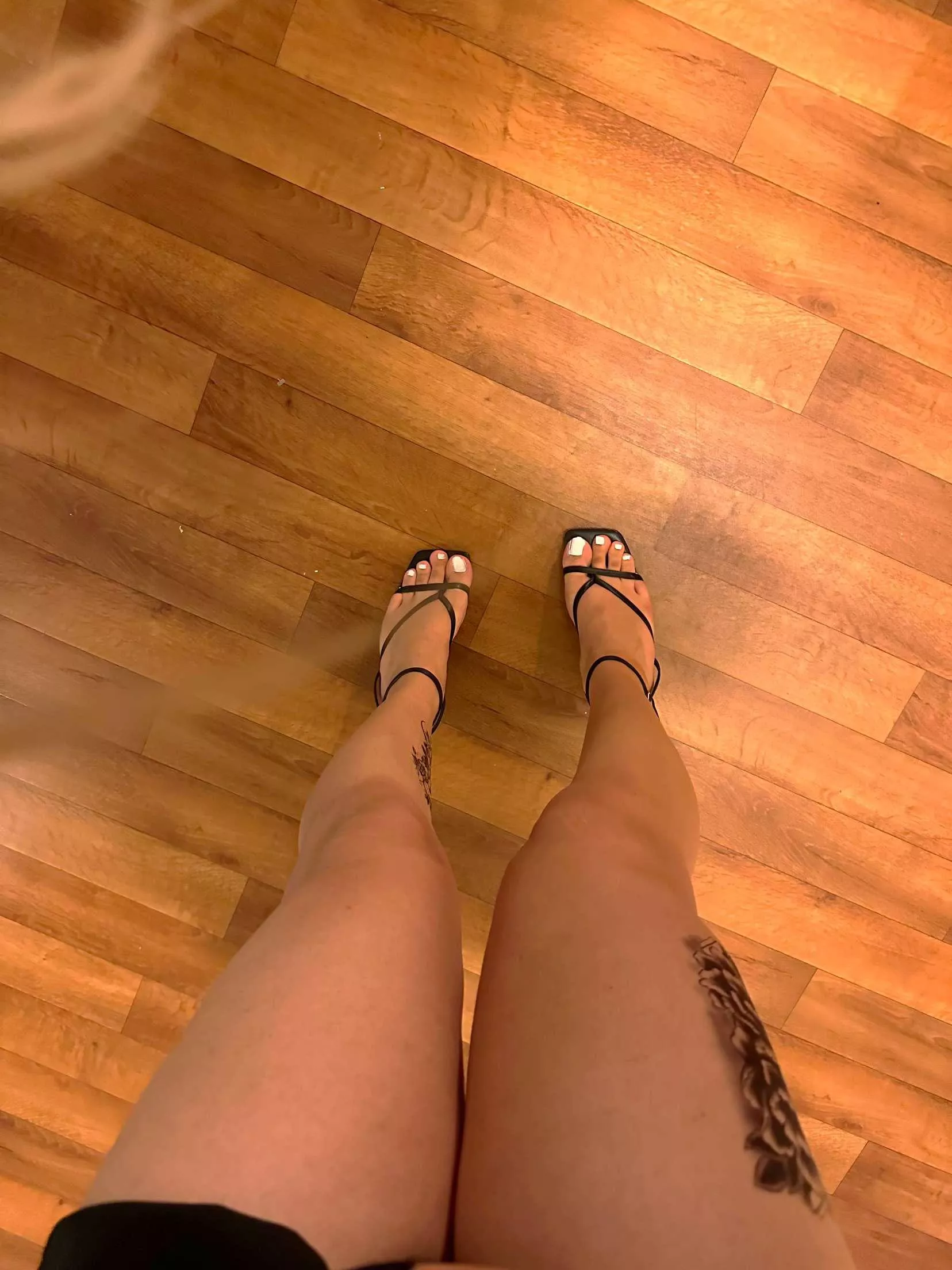 First time that I paint my toes white. Do we like it? 