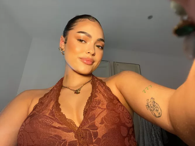 Hey there, you see this selfie. I took it because I'm feeling pretty today, and I wanted to share my smile! 