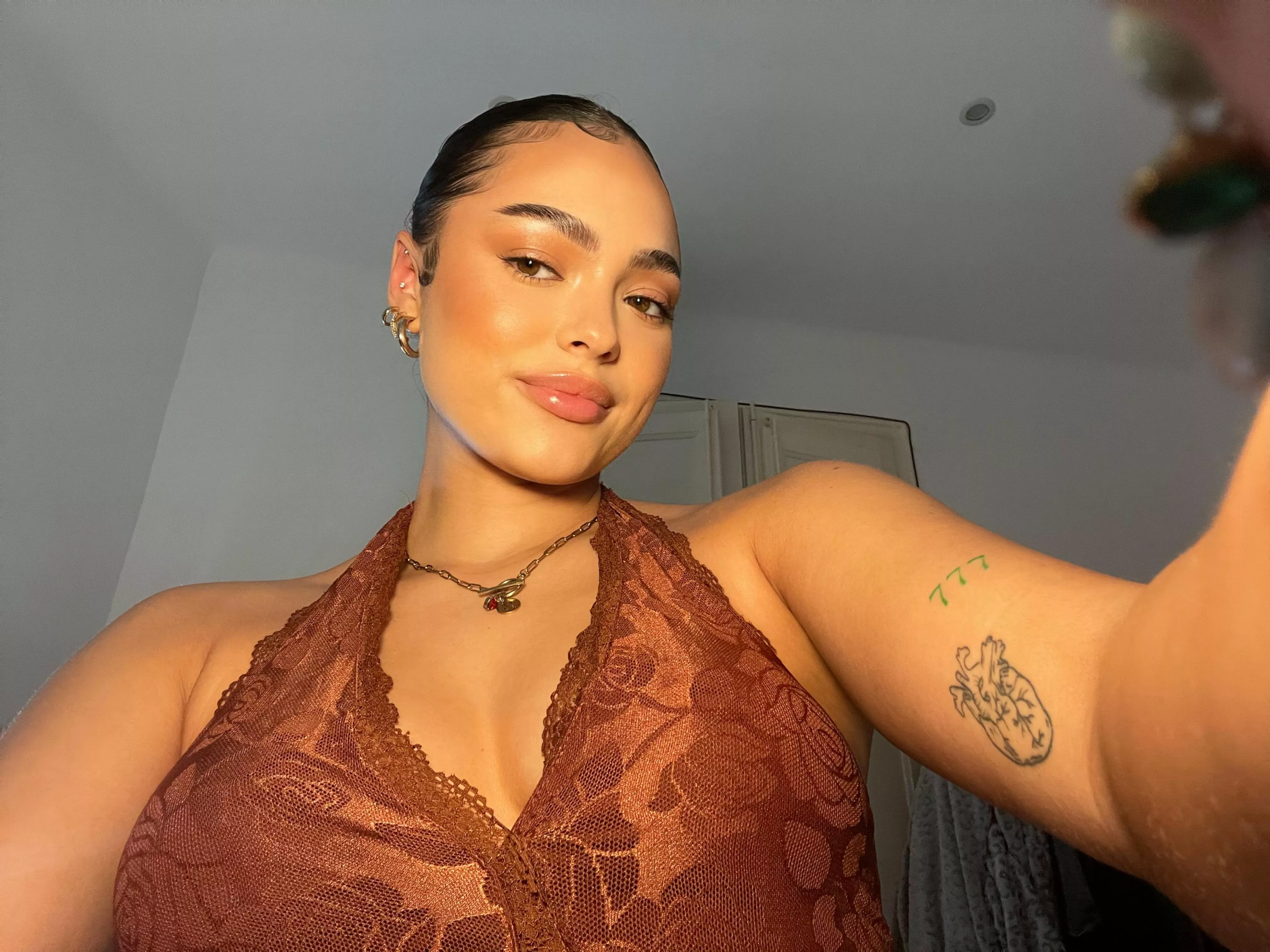 Hey there, you see this selfie. I took it because I'm feeling pretty today, and I wanted to share my smile! 