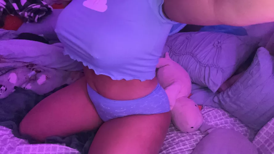 I love chilling in my bed with no pants on 😮‍💨