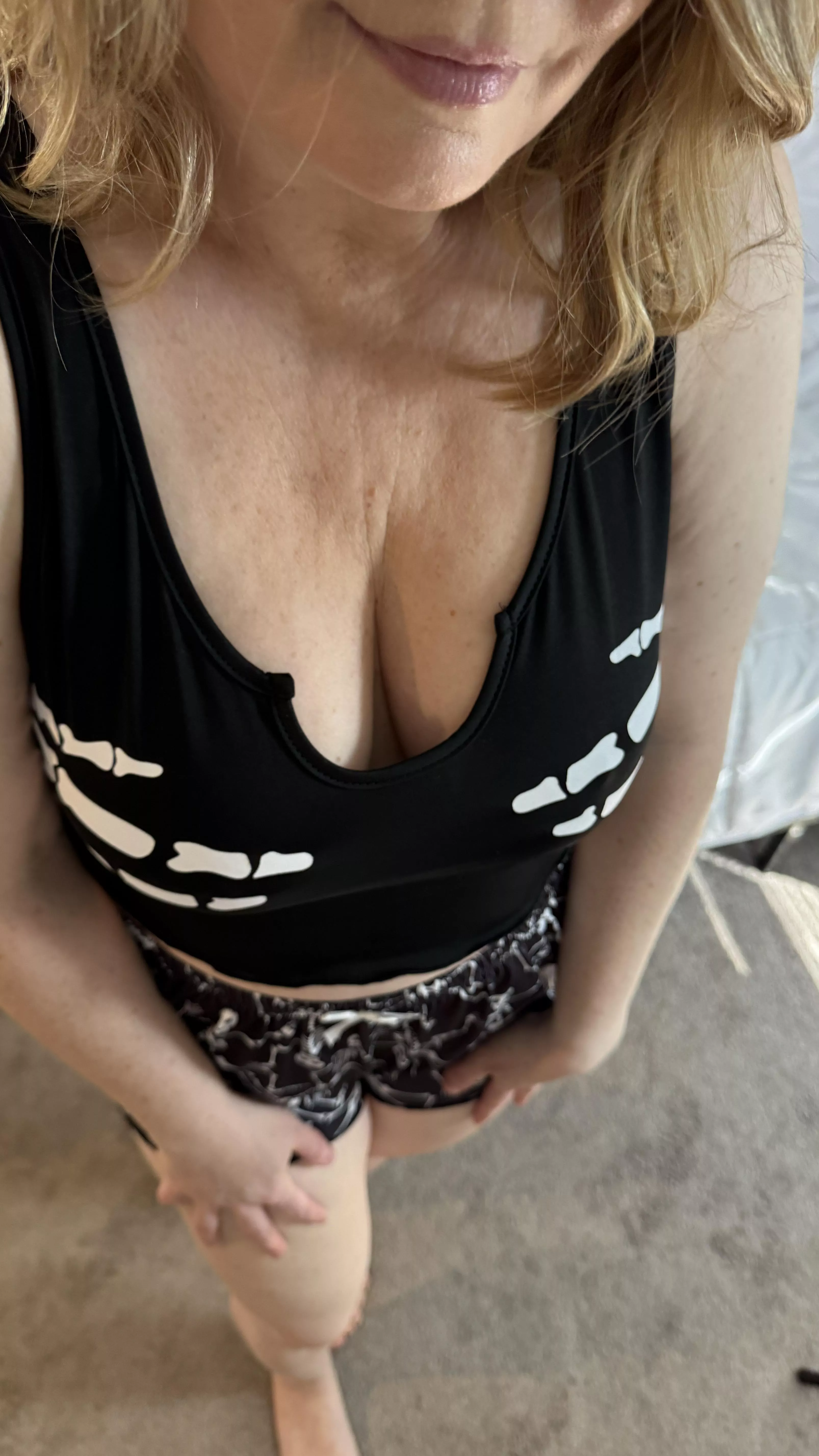 I love where the Skelton hands are 