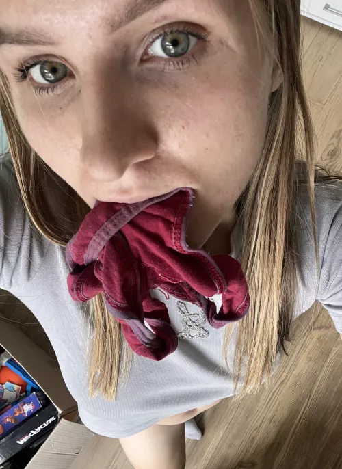 So lonely, play with me