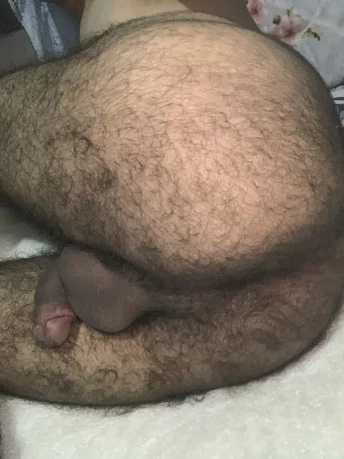 who wanna spread them to lick the little button??? 