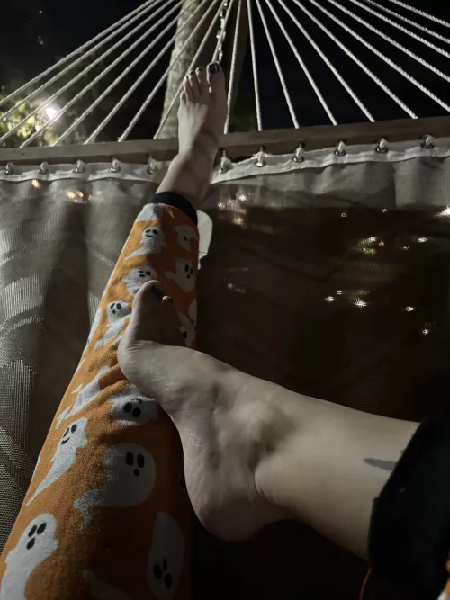 Ghostie feet on the hammock