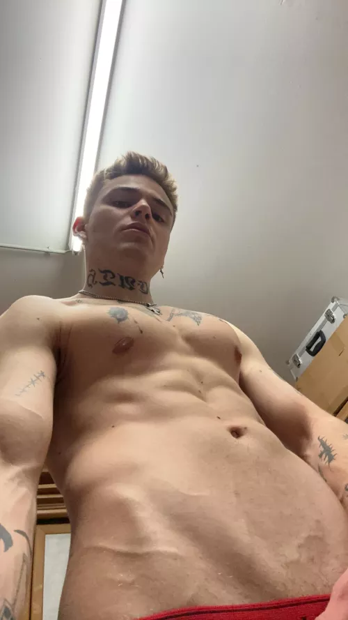 how about veiny V shape ?😈