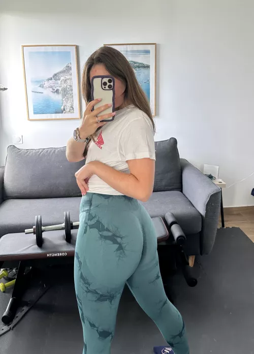 I love how my butt looks in these yogapants 