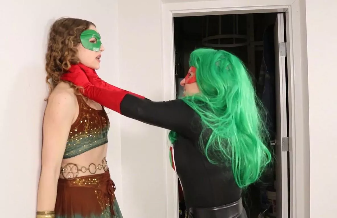 Indarra throatlifts Fianna against the wall (Heroineburgh Episode 19 Part 2)